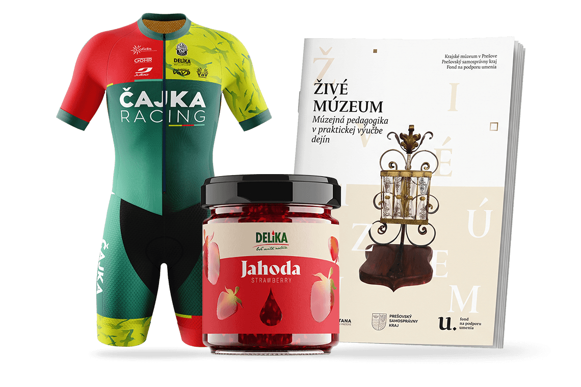 Ukážky grafického dizajnu MI:SU – cyklistický dres ČAJKA Racing, obal džemu DELIKA a publikácia Živé múzeum